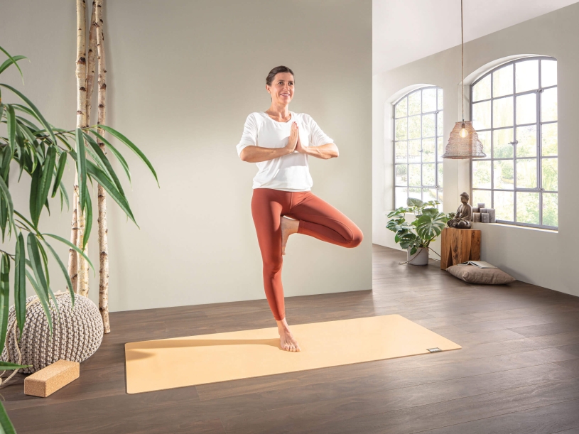 Meditationspose auf dormiente 100% Naturlatex Yoga Matte